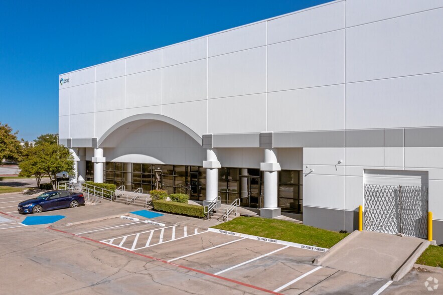 Primary Photo Of 2510 W Main St, Grand Prairie Distribution For Lease