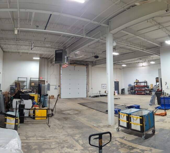 More Photos Of 115 E University Dr, Arlington Heights Warehouse For Lease