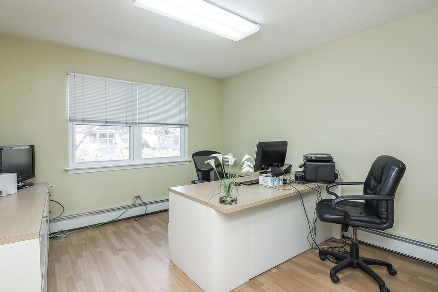 More Photos Of 152 Burlington Ave, Clarendon Hills Storefront Retail Office For Sale