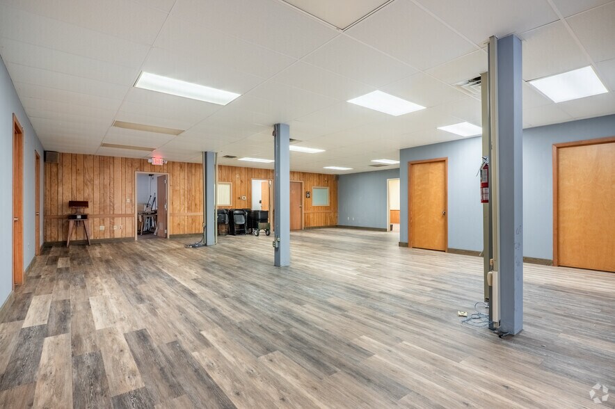 More Photos Of 130 N 1st St, Wausau Storefront Retail Office For Sale