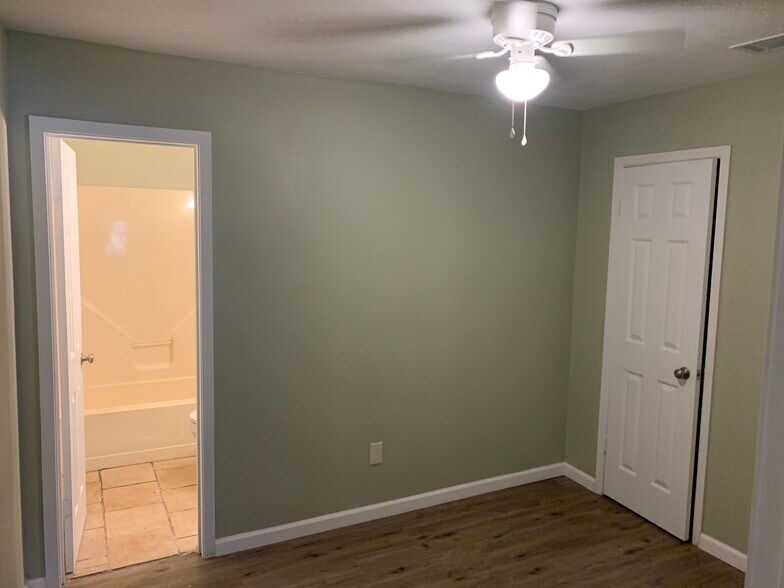 More Photos Of 2001 E 20th St, Hooks Apartments For Sale