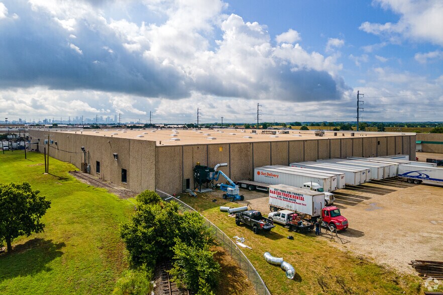 More Photos Of 119 Regal Row, Dallas Warehouse For Lease