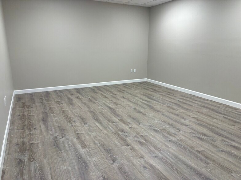 More Photos Of 5580 ZIP Dr, Fort Myers Warehouse For Lease