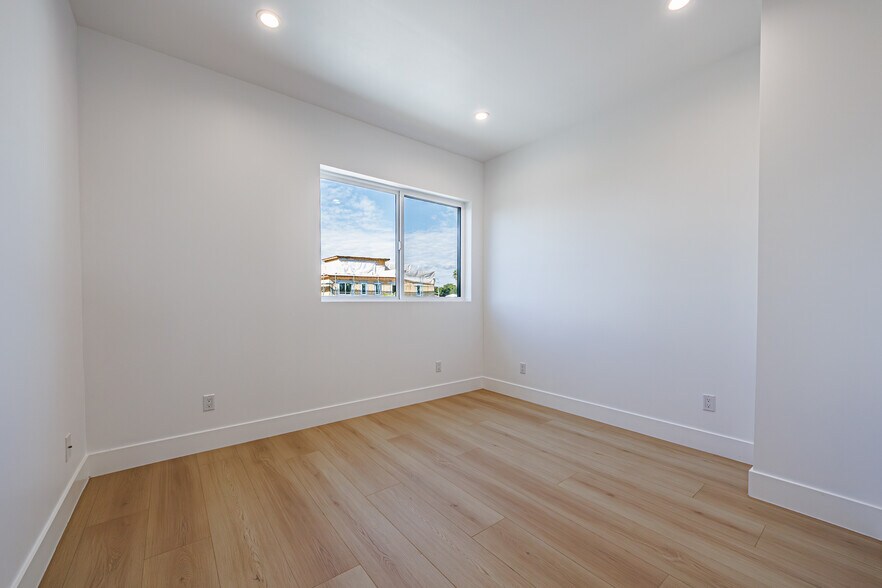 More Photos Of 5209 W 20th St, Los Angeles Multifamily For Sale