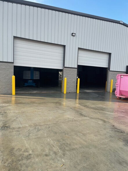 More Photos Of 255 Needmore Rd, Clarksville Warehouse For Lease