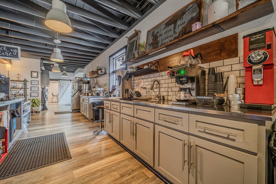 More Photos Of 109 N Main St, Seminole Restaurant For Sale