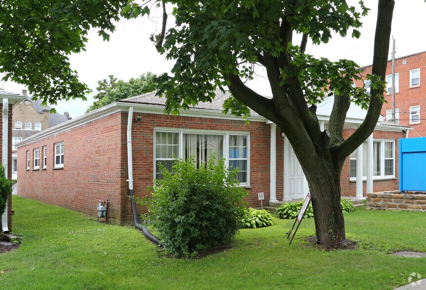 More Photos Of 975 N Main St, Rockford Office For Sale