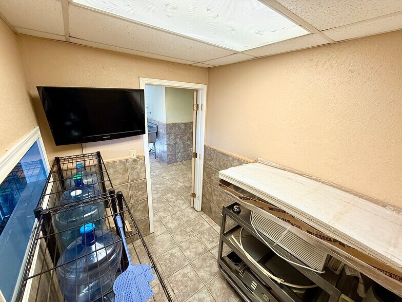 More Photos Of 903 15th St, Ozona General Retail For Sale