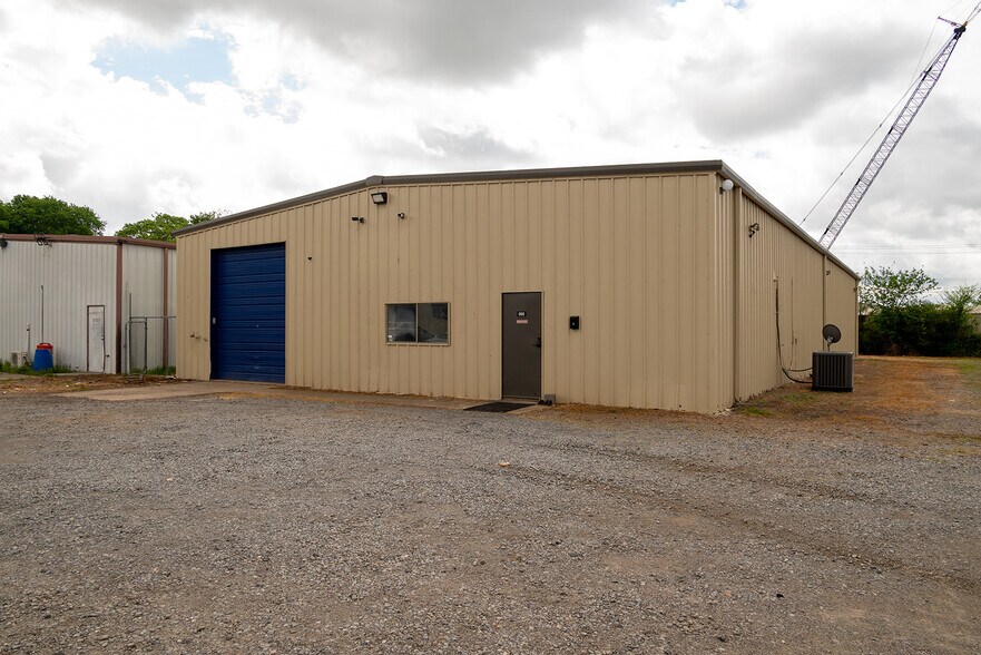 More Photos Of 62 Industrial Park Cir, Benton Light Distribution For Lease