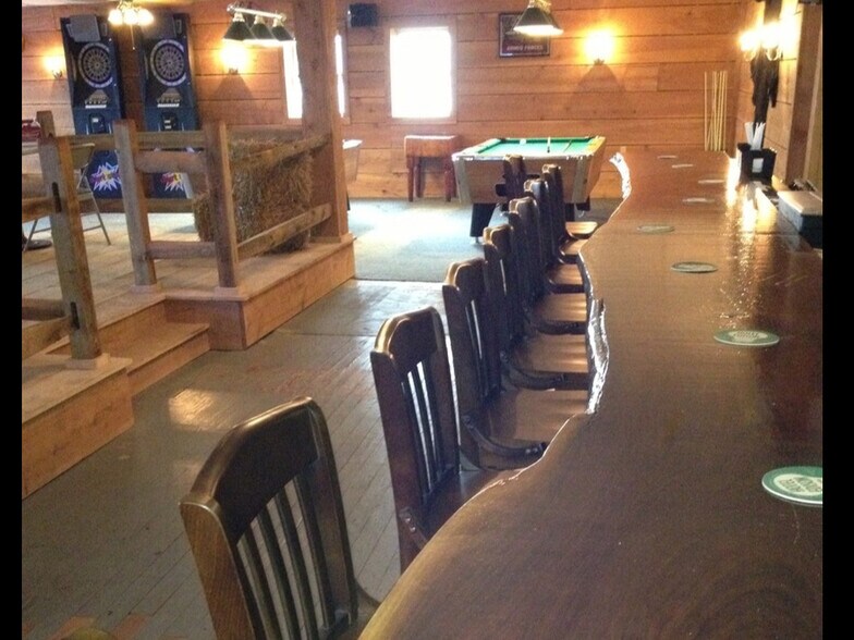 More Photos Of 449 Woodlawn Ave, Sunbury Bar For Lease