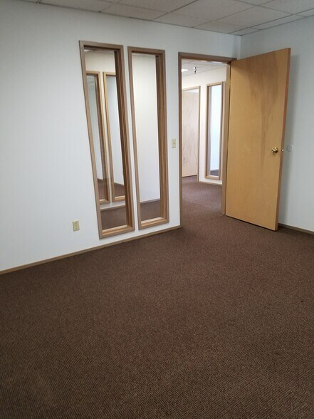 More Photos Of 1303 Central Ave S, Kent Showroom For Lease