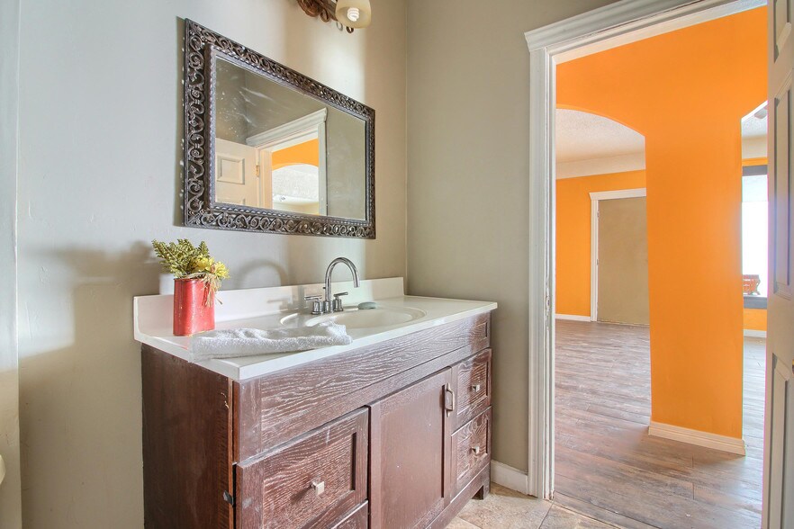 More Photos Of 2555 Sheridan Blvd, Edgewater Storefront Retail Office For Sale