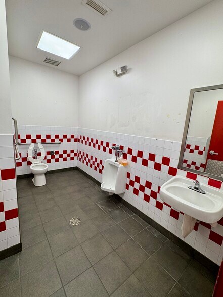 More Photos Of 1901 S 1st St, Yakima General Retail For Lease