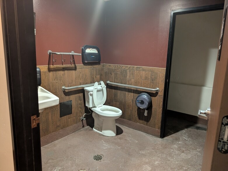 More Photos Of 827-835 4th Ave, San Diego Storefront For Lease