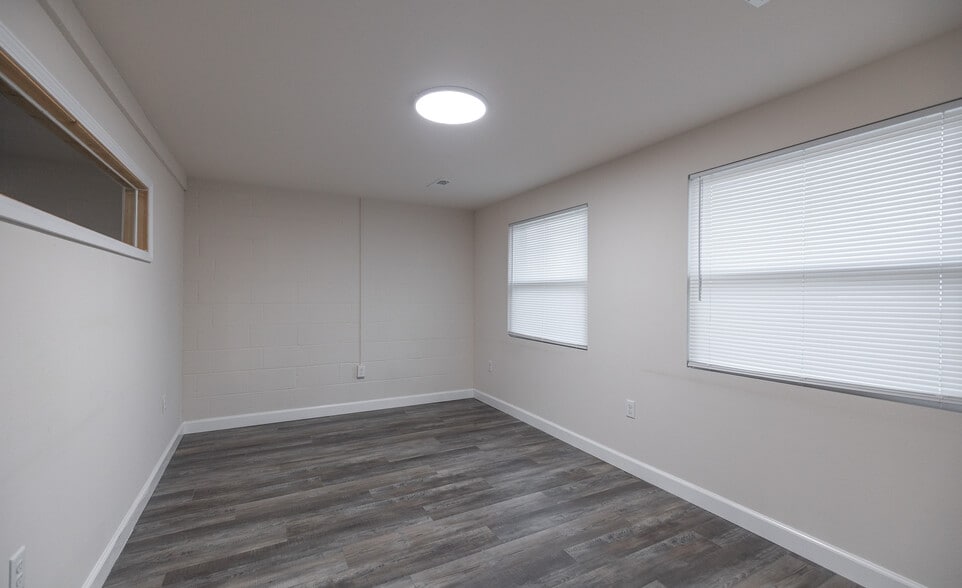 More Photos Of 905 W Scenic Rivers Blvd, Salem Flex For Sale
