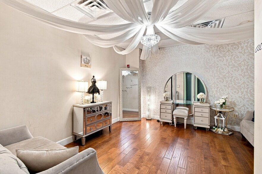 More Photos Of 7065 Westpointe Blvd, Orlando Medical For Sale