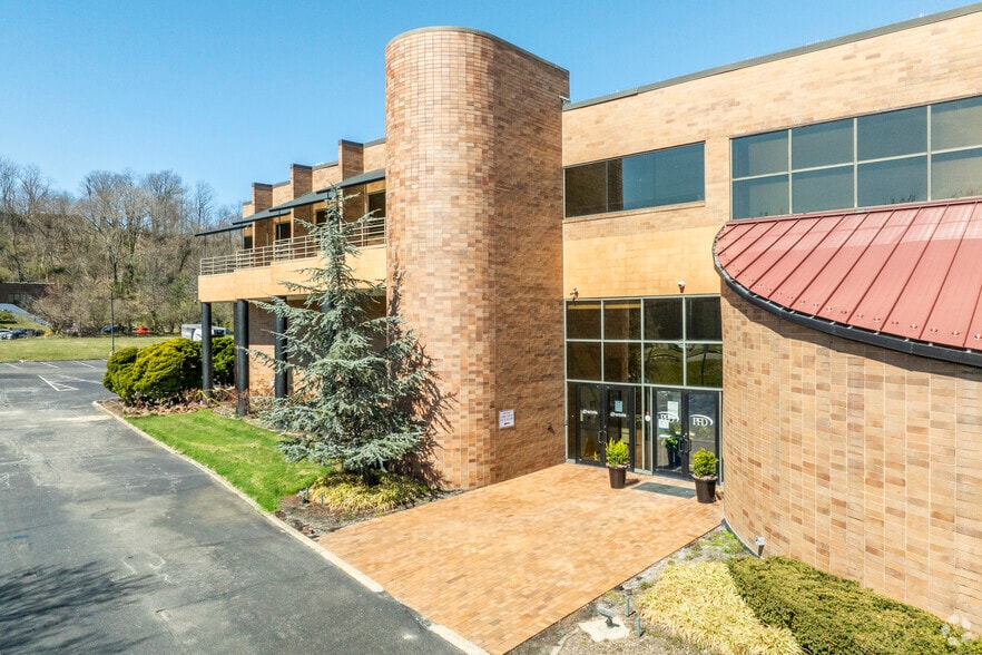 More Photos Of 4 Tri Harbor Ct, Port Washington Flex For Sale