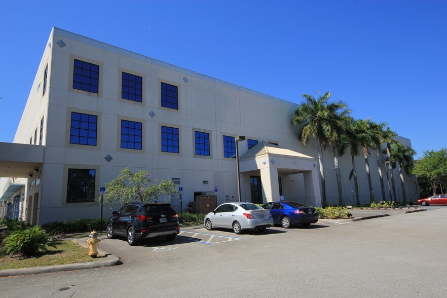 More Photos Of 251 International Pky, Sunrise Warehouse For Lease