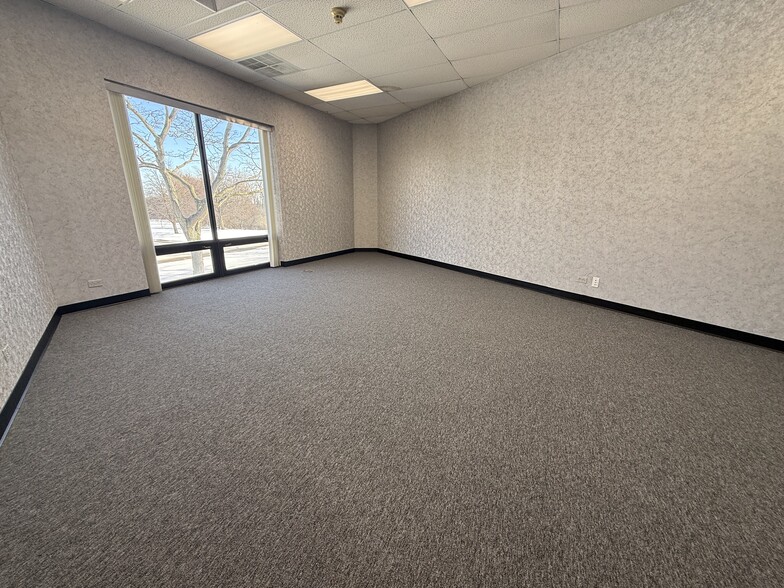 More Photos Of 1881 Industrial Dr, Libertyville Warehouse For Lease
