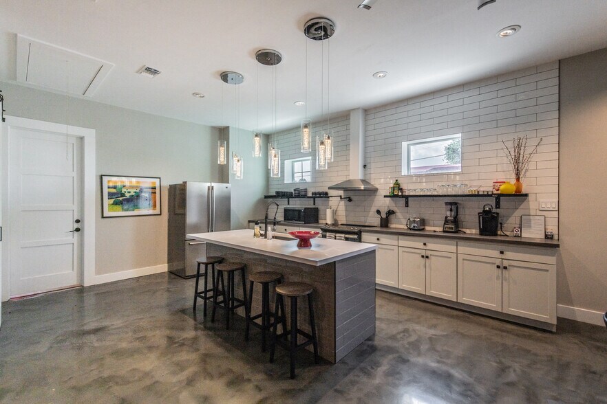 More Photos Of 630 S Walters, San Antonio Freestanding For Sale