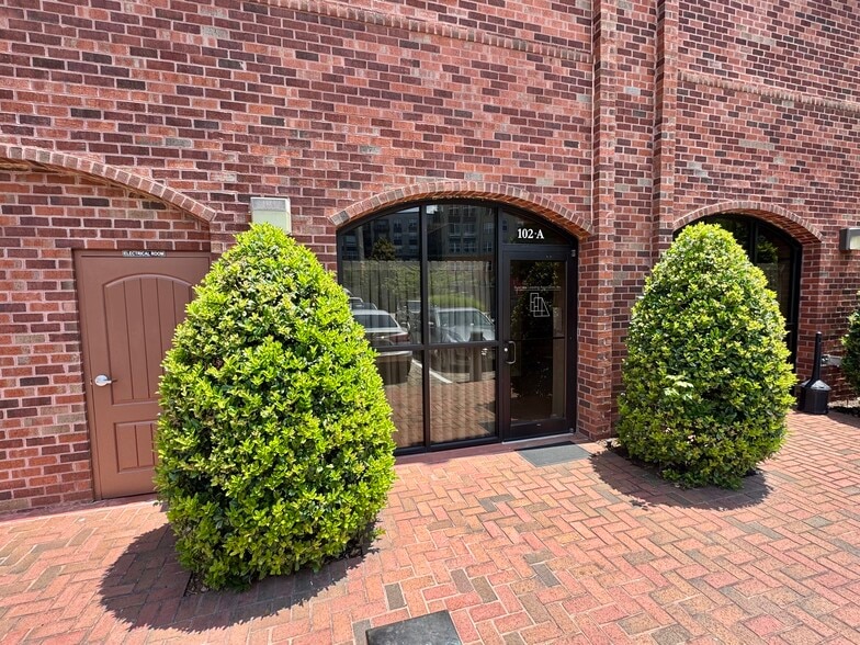 More Photos Of 13200 Marina Way, Woodbridge Office For Lease