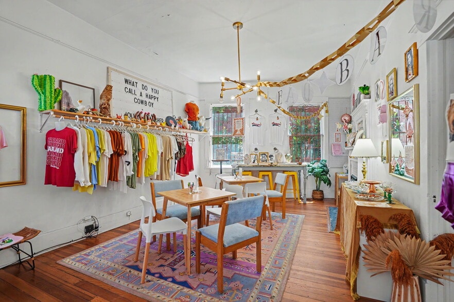 More Photos Of 17 W 41st St, Savannah Freestanding For Sale