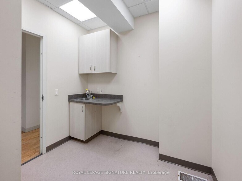 More Photos Of 1560 Queen St W, Toronto Storefront Retail Office For Lease