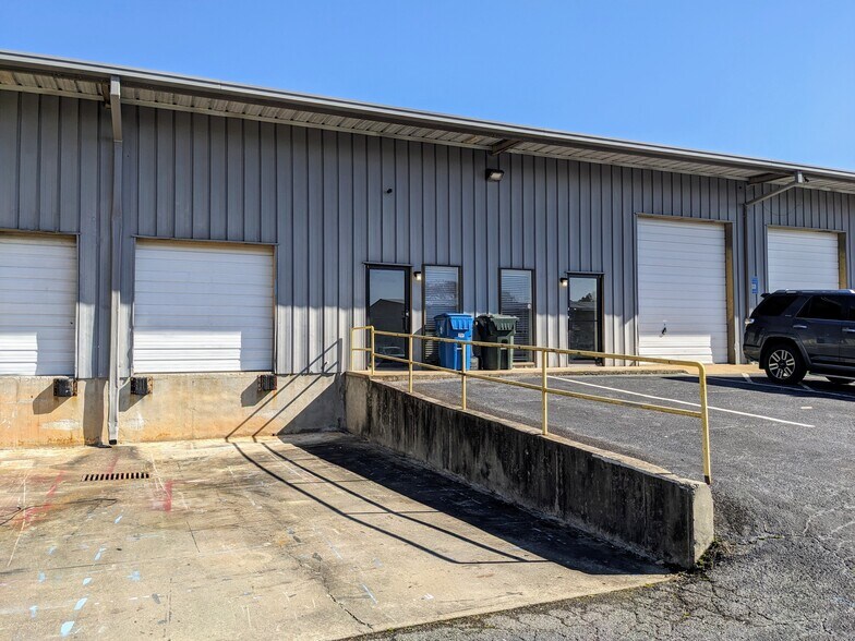More Photos Of 925 Cripple Creek Dr, Lawrenceville Warehouse For Lease