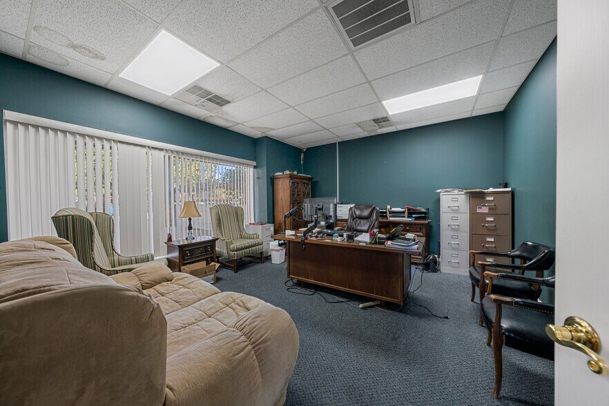 More Photos Of 318 S Green St, Glasgow Office For Sale