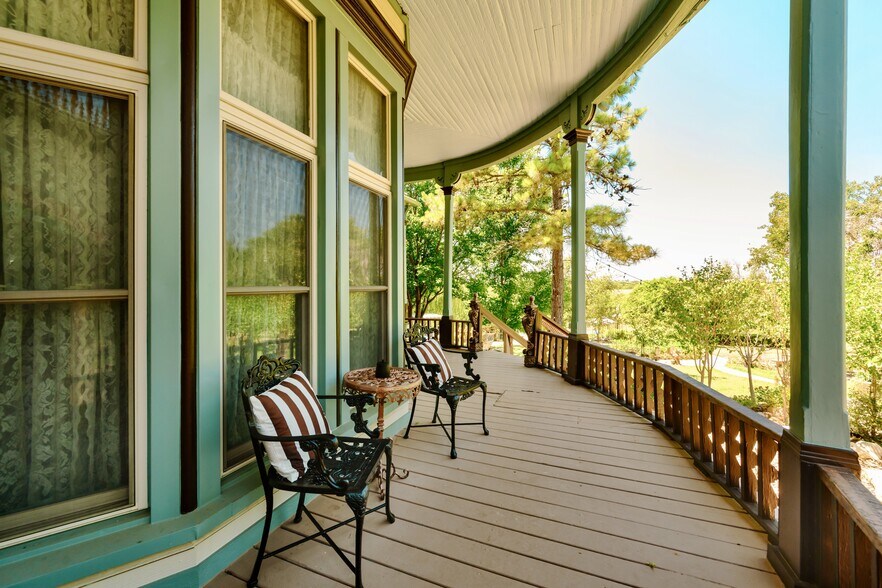 More Photos Of 310 Ball Park Loop, Denison Hospitality For Sale