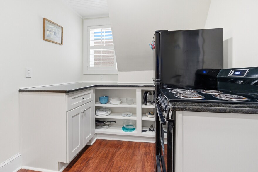 More Photos Of 119 N Davis St, Southport Hospitality For Sale