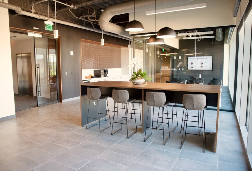 More Photos Of 282 Merrimack St, Lawrence Office For Lease