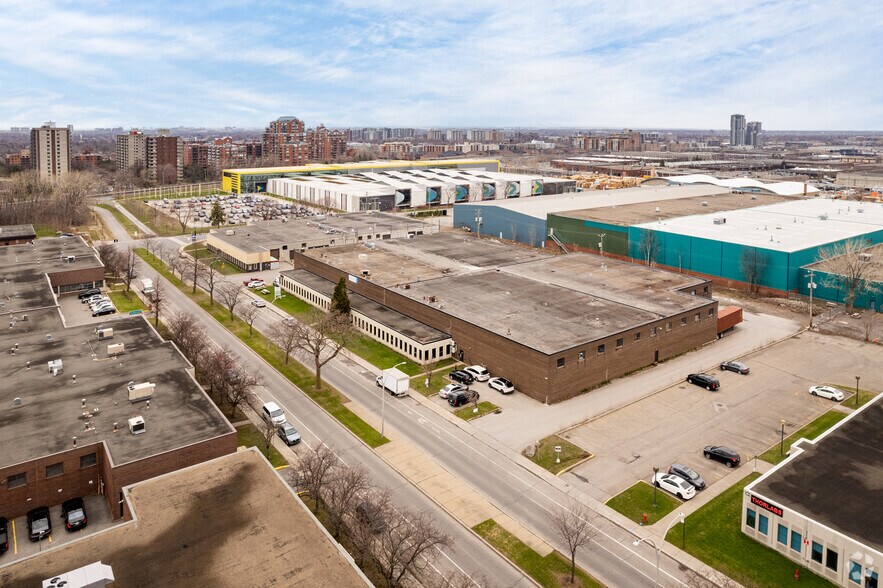 More Photos Of 401-425 Blvd Montpellier, Montréal Warehouse For Lease