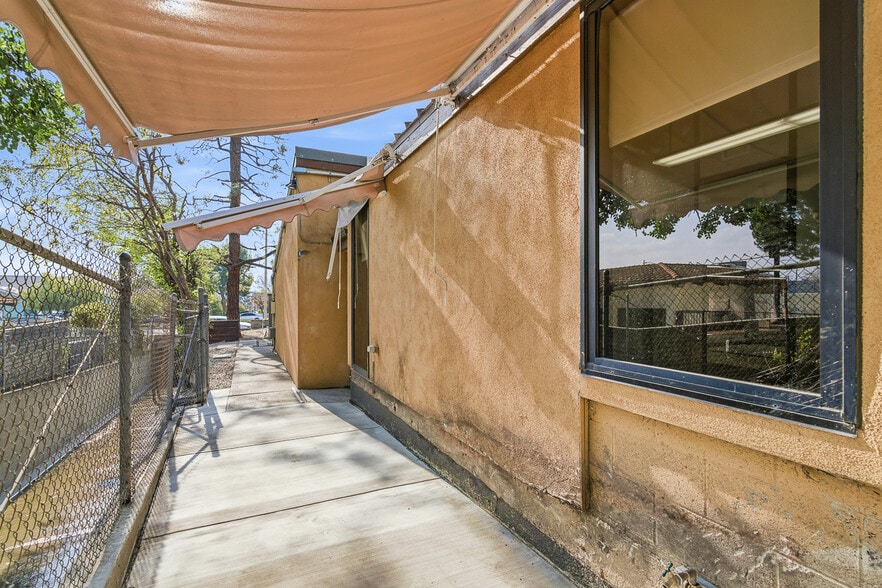 More Photos Of 2943-2947 Foothill Blvd, La Crescenta Medical For Lease