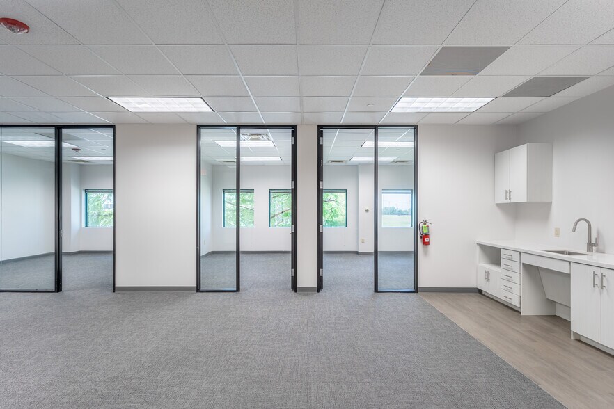 More Photos Of 1750 Valley View Ln, Dallas Office For Sale