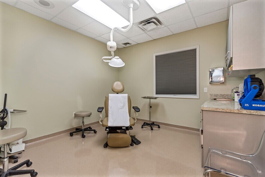 More Photos Of 7641 66th St N, Pinellas Park Medical For Sale