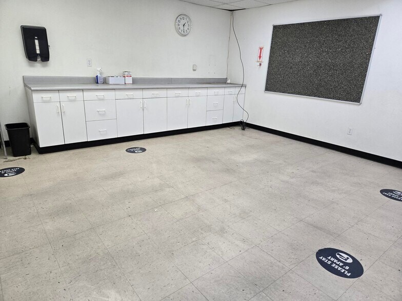 More Photos Of 12882 Pierce St, Pacoima Warehouse For Lease