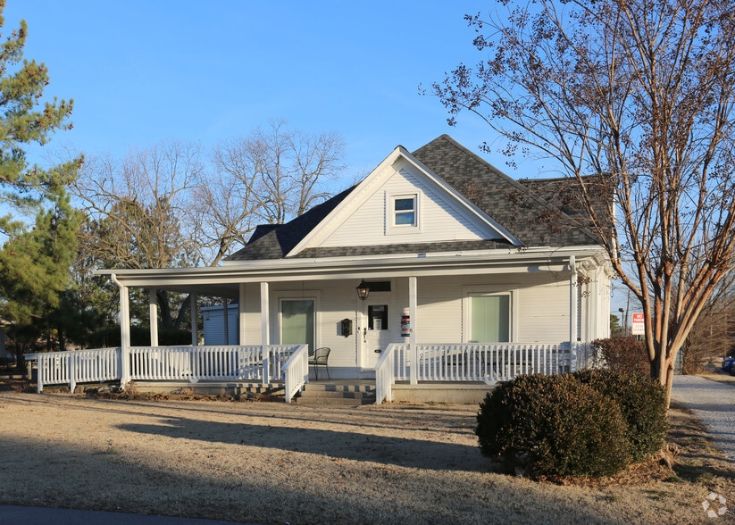 More Photos Of 1103 W Elm St, Rogers Storefront Retail Residential For Lease