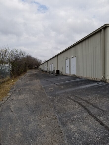 More Photos Of 11549 Old Perrin Beitel Rd, San Antonio Light Manufacturing For Lease
