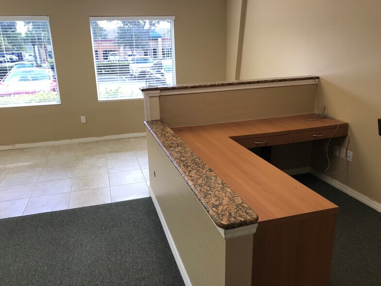 More Photos Of 1045 Collier Center Way, Naples Flex For Lease