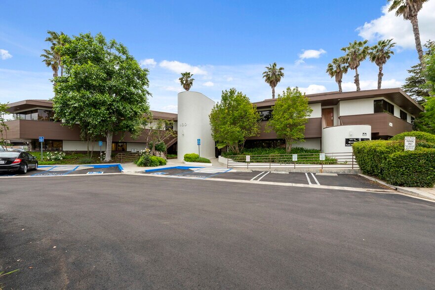 More Photos Of 430 E Avenida de los Arboles, Thousand Oaks Medical For Lease