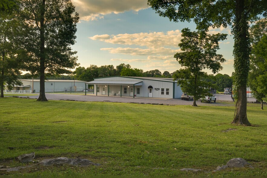 More Photos Of 2533 Highway 41A S, Shelbyville Showroom For Sale