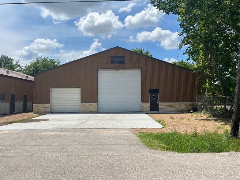 More Photos Of 6912 Calhoun Rd, Houston Warehouse For Lease