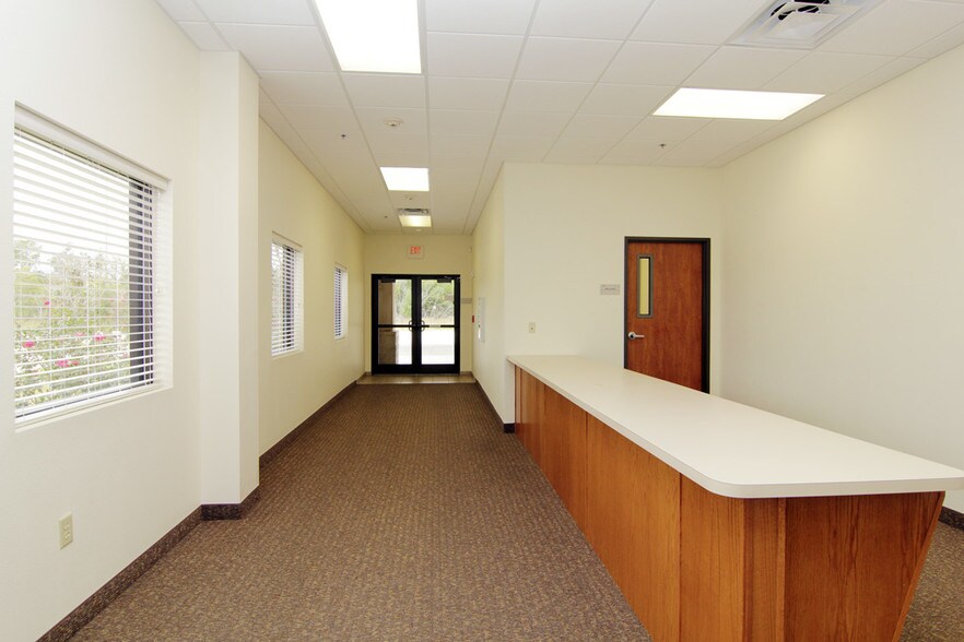 More Photos Of 8955 South Fwy, Houston Schools For Lease