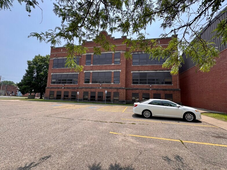 More Photos Of 208 S Johnson St, Macomb Schools For Sale