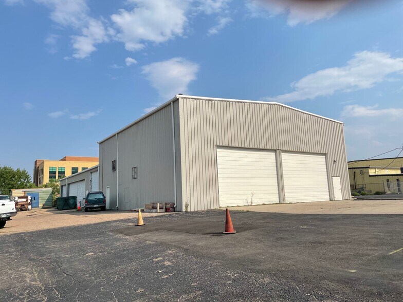 More Photos Of 190 S Taft St, Lakewood Manufacturing For Lease