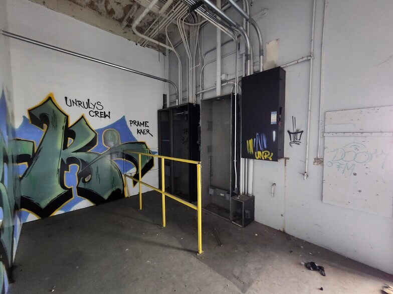 More Photos Of 13501 S Main St, Los Angeles Warehouse For Lease