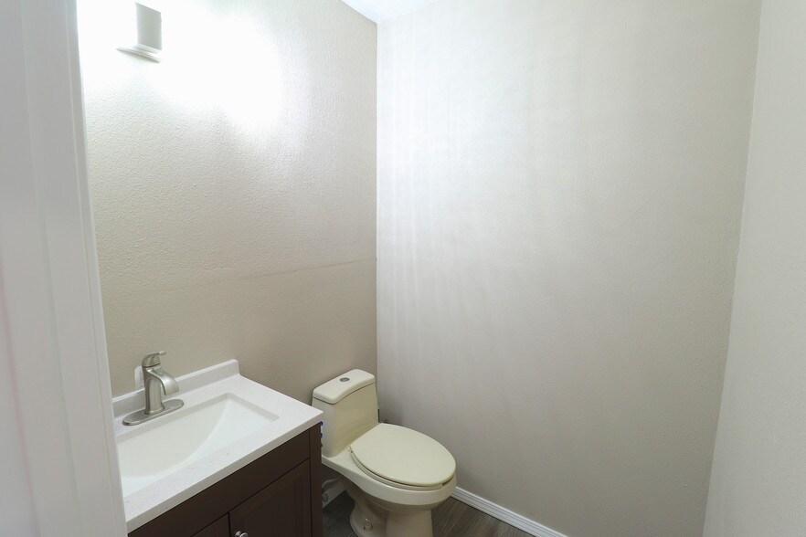 More Photos Of 2000 E Lohman Ave, Las Cruces Office For Lease