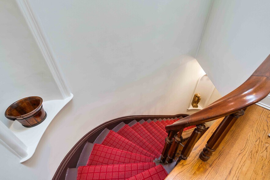 More Photos Of 812 N Dearborn St, Chicago Office For Sale