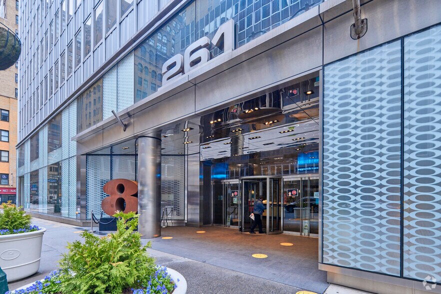 More Photos Of 261 Madison Ave, New York Coworking Space